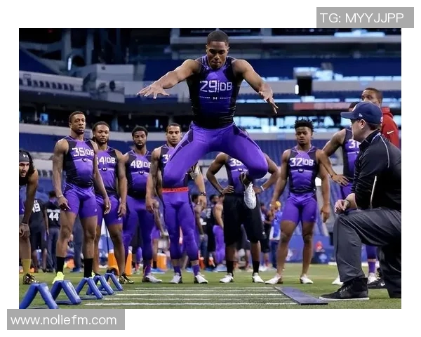 NFL美式足球明星挑战扣篮赛展现惊人运动才能与激情碰撞